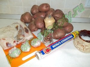 Картофель в фольге, запеченный на углях