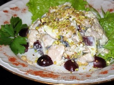Салат с виноградом и фисташками